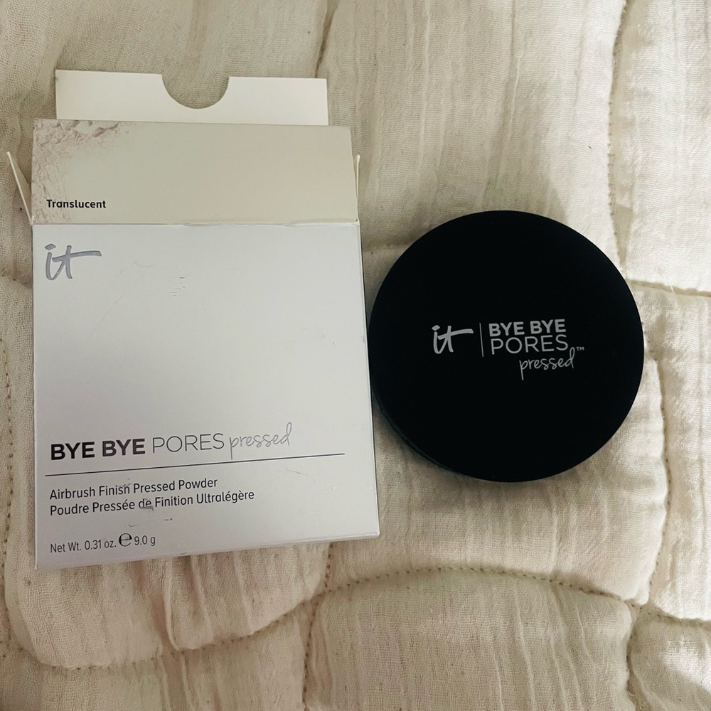 It cosmetics BYE BYE PORES
PRESSED SETTING POWDER translucent